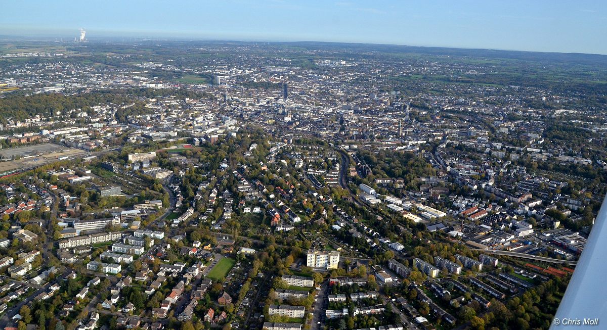 Aachen: Luftbild; im Vordergrund Melaten und Königshügel