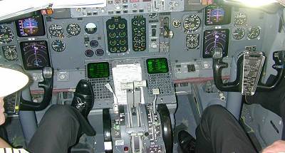 im Cockpit (click to enlarge - anklicken zum Vergöern, mit ALT+F4 wieder schliessen)