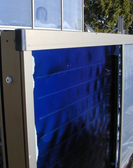 Flächenkollektor: Das Innenleben kann man gut sehen, wenn einem ein Stein durch die Scheibe fällt....