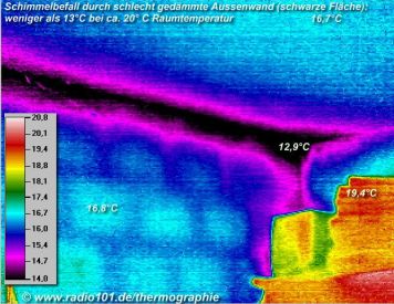 Feuchtigkeit und Schimmelbefall durch mangelnde Wärmedämmung / Isolierung einer Aussenwand, Beispiel (click to enlarge)