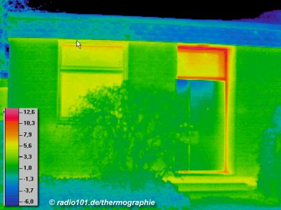 Bungalow: Wärmeverluste im Bereich der Eingangstüre - Wärmebild / Thermografische Aufnahme - Bauthermographie